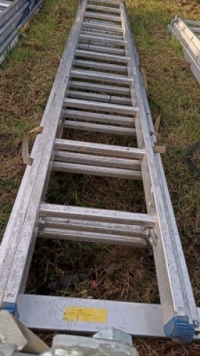 Triple extension ladder