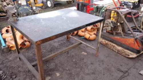 Metal work bench with vice