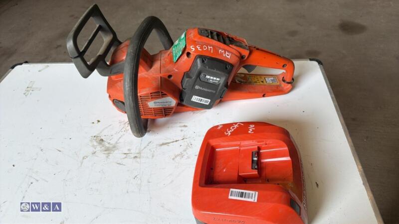 HUSQVARNA 535IXP battery chainsaw (no bar) c/w battery & charger