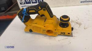 DEWALT DCP580 18v planer (40) - 3