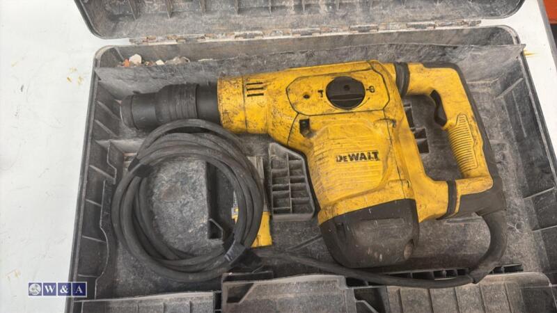 DEWALT D25810 110v SDS MAX chipping hammer c/w case (11)