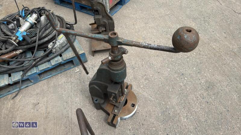Manual heavy duty press