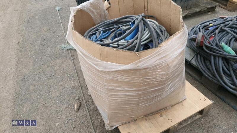 Quantity of electrical extension cables