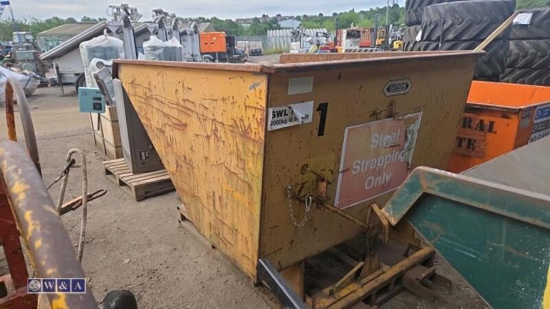 Forklift tipping skip