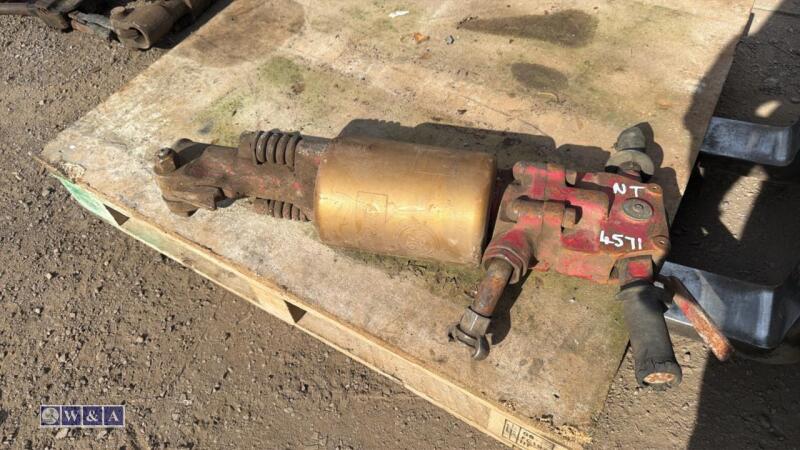 Pneumatic breaker