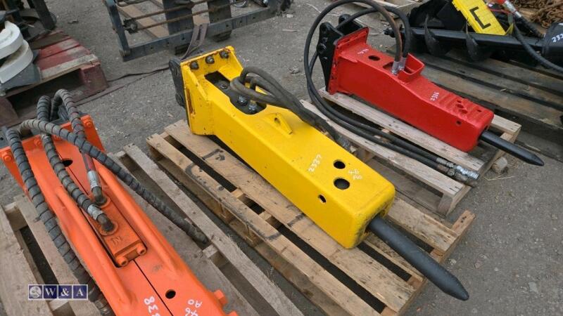 KOMAC hydraulic machine breaker c/w hoses (35mm pins)