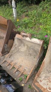 3ft digging bucket (to suit Volvo ECR8.8)(60mm pins) - 2