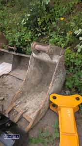 18'' digging bucket (to suit Volvo ECR8.8)(60mm pins) - 2