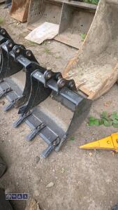 JCB 19'' digging bucket (30mm pins) (unused)