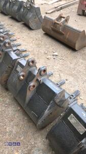 JCB 19'' digging bucket (30mm pins) (unused) - 3