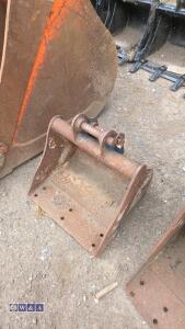 18'' digging bucket (30mm pins) - 2