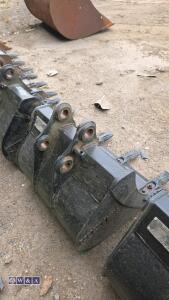 JCB 19'' digging bucket (30mm pins) (unused) - 3