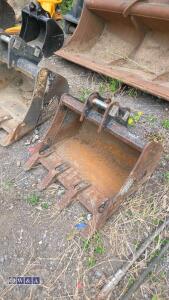 2ft digging bucket (30mm pins) - 2