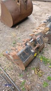 2ft digging bucket (30mm pins) - 3