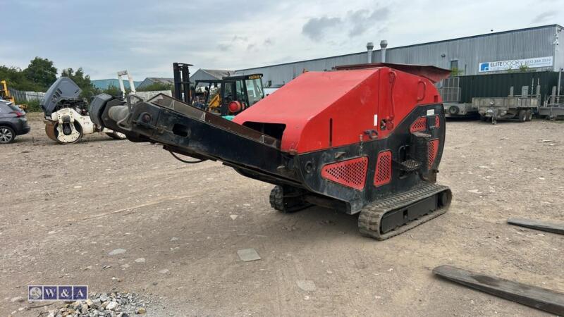 2012 RED RHINO 5000 rubber tracked crusher s/n5100147 (only tracking on one side)