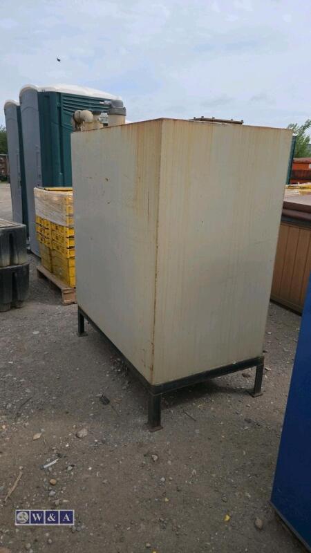 MUSGRAVE 1000ltr fuel tank c/w hand pump
