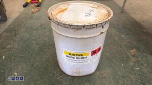 Tin of floor paint (brown)