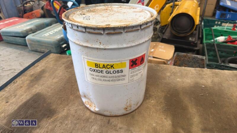 Tin of floor paint (black)