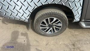 2017 NISSAN NAVARA TEKNA DCI 7-speed automatic pick-up, full leather, rear privacy glass, rear roller cover (YL17 UYV)(MoT 29th December 2026)(V5 in office) - 10