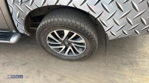 2017 NISSAN NAVARA TEKNA DCI 7-speed automatic pick-up, full leather, rear privacy glass, rear roller cover (YL17 UYV)(MoT 29th December 2026)(V5 in office) - 14