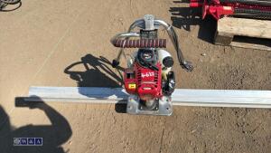 Petrol powdered concrete screed c/w 2m beam (unused) - 2