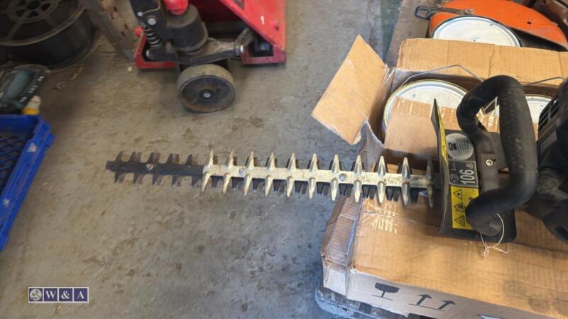 Petrol hedge trimmer