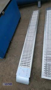 Pair of metal ramps - 2