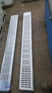Pair of metal ramps - 3