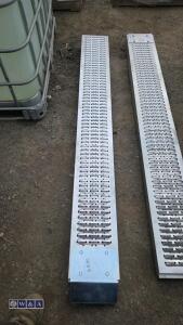 Pair of metal ramps - 3