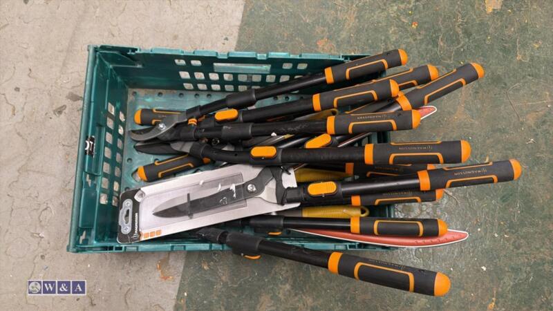 Tray of hedge cutters & loppers