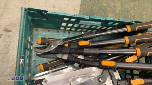 Tray of hedge cutters & loppers - 2