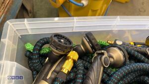 Box of expandable garden hoses, spray guns - 4