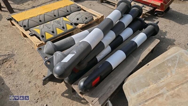 7 x JSP CHURCHILL bollards road markers (black/white)