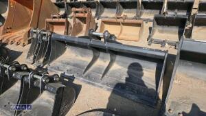 60'' grading bucket c/w bolt on blade to suit 3-4t excavator (35mm pins) - 3