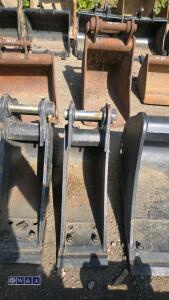 6'' digging bucket c/w bolt on blade to suit 1.5t excavator (30mm pins) - 2