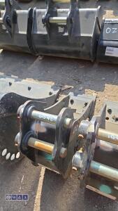 6'' digging bucket c/w bolt on blade to suit 1.5t excavator (30mm pins) - 3