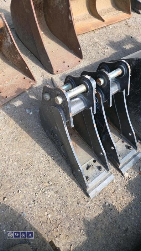 6'' digging bucket c/w bolt on blade to suit 1.5t excavator (30mm pins)