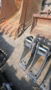 6'' digging bucket c/w bolt on blade to suit 1.5t excavator (30mm pins) - 2
