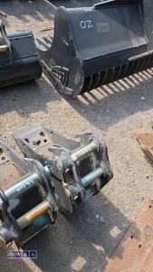 6'' digging bucket c/w bolt on blade to suit 1.5t excavator (30mm pins) - 3