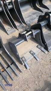 18'' digging bucket c/w teeth to suit 0.75t excavator (25mm mins)