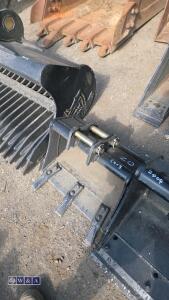 18'' digging bucket c/w teeth to suit 0.75t excavator (25mm mins) - 2