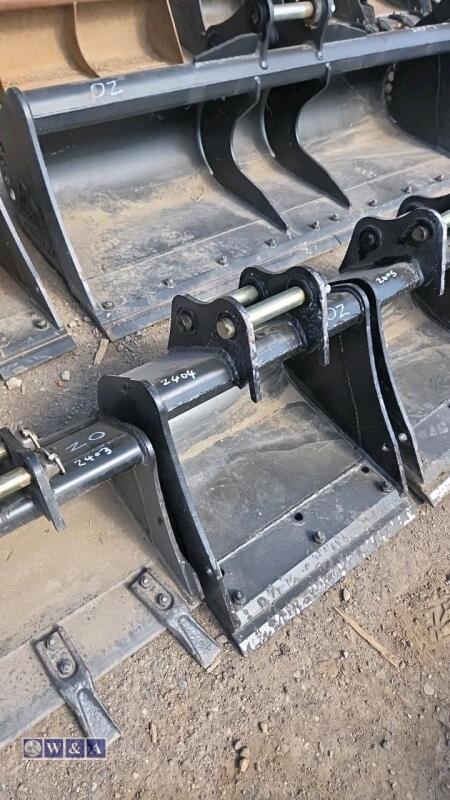 18'' digging bucket c/w bolt on blade to suit 1.5t excavator (30mm pins)