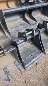 18'' digging bucket c/w bolt on blade to suit 1.5t excavator (30mm pins)