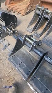 18'' digging bucket c/w bolt on blade to suit 1.5t excavator (30mm pins) - 2