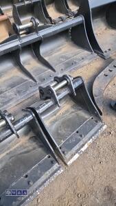 18'' digging bucket c/w bolt on blade to suit 1.5t excavator (30mm pins)