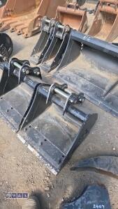18'' digging bucket c/w bolt on blade to suit 1.5t excavator (30mm pins) - 2