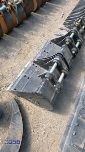 18'' digging bucket c/w bolt on blade to suit 1.5t excavator (30mm pins) - 3