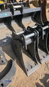 12'' digging bucket c/w bolt on blade to suit 5-6t excavator (45mm pins)