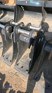 12'' digging bucket c/w bolt on blade to suit 5-6t excavator (45mm pins) - 2