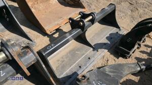 48'' grading bucket c/w bolt on blade to suit 3t excavator (35mm pins)